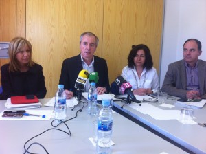 Vicent Serra (al centre), acompanyat de Pilar Marí, Pepita Gutiérrez i Vicent Marí durant la roda de premsa. Foto: D.V.