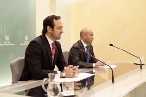 El president balear José Ramón Bauzá i el vicepresident Antonio Gómez durant la roda de premsa. Foto: CAIB.