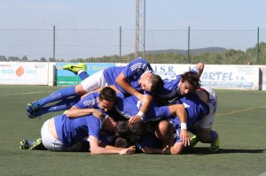 Los jugadores del San Rafael celebran el primer tanto, obra de Aparicio. Foto: Fútbol Pitiuso