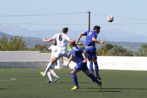 Carvajal cabecea el balón durante una jugada del partido de esta tarde en Felanitx. Fotos: Fútbol Balear