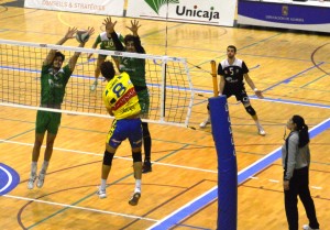 Los brasileños Hage y Almeida bloquean el remate de Ronchi en el partido disputado en Almería. Foto: RFEVB