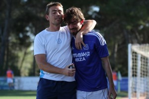 Vicent abandona el campo destrozado por la expulsión. Foto: Fútbol Pitiuso