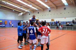 Los jugadores del conjunto ibicenco suben en hombros al brasileño.