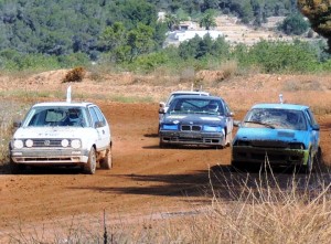 Varios de los vehículos participantes en la tercera prueba del campeonato de Balears de autocross.