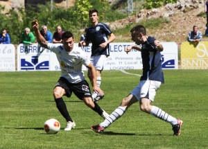 José Luis presiona a un jugador del Anguiano durante el partido disputado este mediodía. Fotos: Fernando Díaz