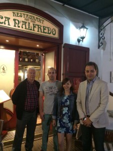 Los ganadores del concurso, junto al concejal Prats y Juanito Riera, de Ca n'Alfredo. 