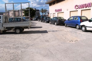 Una imagen del estado actual del aparcamiento que está en frente de la oficina de Correos en Isidor Macabich.