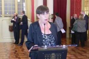 La diputada socialista Joana Barceló atenent a la premsa. Foto: PSIB-PSOE.