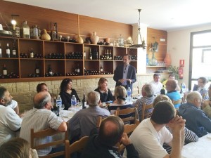 Charla de Bauzá ante simpatizantes en Sant Francesc de Formentera. Foto: PP.