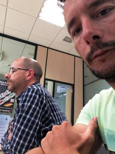 Alfonso Molina y Rafel Ruiz presentaron esta mañana una denuncia en la comisaría contra ¡Arriba España!. Foto: Twitter 