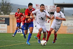 Bonilla, jugador del Portmany, pelea por el balón con un jugador del Esporles.