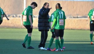 Juanjo Cruz, entrenador del Sant Jordi, da instrucciones a Turé.