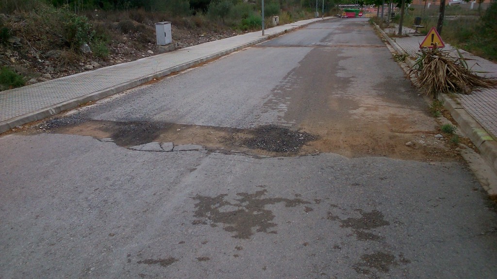 Un dels carrers de Jesús malmesos. Foto: PSOE-Pacte.