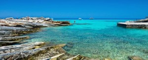 Imatge del 'mollet' d'Es Caló de Sant Agustí, on volen desembarcar excursions marítimes.  Foto: Spain.info.