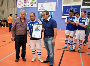 Clayton recibe un presente de la directiva del Gasifred Atlético antes del partido.