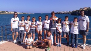 Eduardo Prendes posan junto a los doce jóvenes palistas del Club Nàutic Sant Antoni.