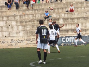 Un defensa del Llosetense despeja con la cabeza el balón ante la presión de Paolo. Fotos: Fútbol Balear