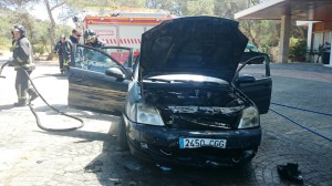 La parte delantera del Opel Astra Sedan quedó totalmente calcinada. Fotos: C. V. 