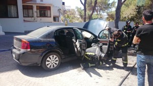 Los bomberos se aseguran de que no haya peligro de un nuevo incendio del vehículo.