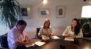 Firma del convenio con la asociación de Donantes de Sangre. Foto: Ajuntament d'Eivissa.