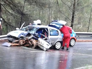 El Renault Cío Sport de Rafael Binimelis y Xavier Verd sufrió un aparatoso accidente.