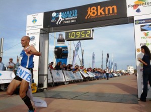 Samuel Urbano se impuso en solitario en la VI Mitja Marató Illa de Formentera. Fotos: V. R.