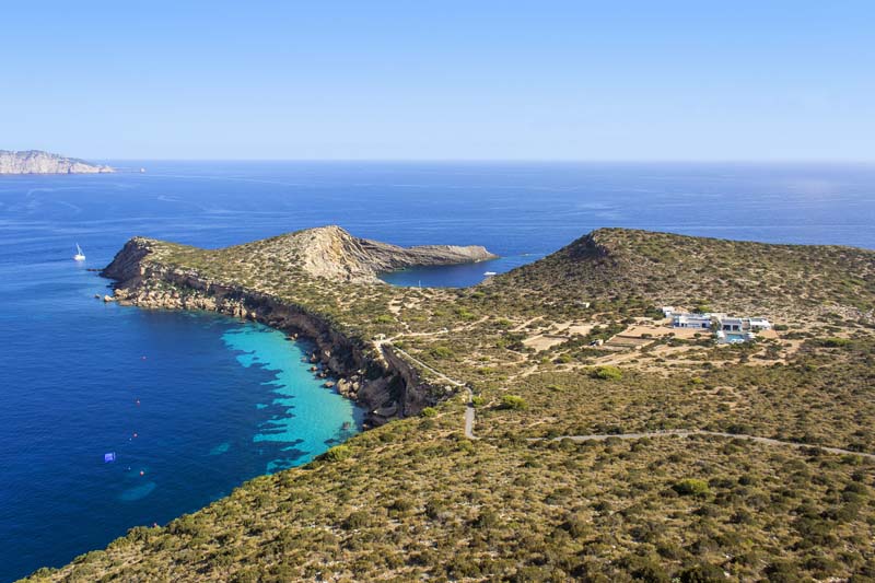 Vista aèria de Tagomago amb la mansió a mà dreta. Imatge extreta del web www.island-tagomago.com, que promociona activitats turístiques a l'illa