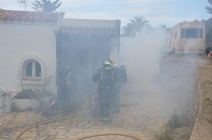 Los bomberos en plenas labores de extinción del incendio. 