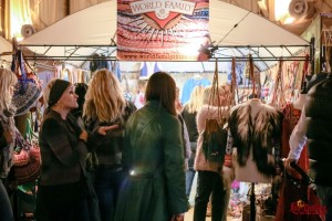 Varias personas visitan uno de los puestos del mercadillo ibicenco.