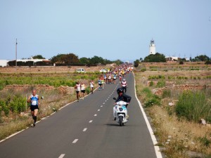 Urbano encabeza la carrera en los primeros kilómetros de la Mitja Marató.