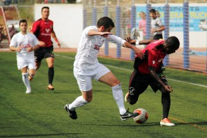 Winde, jugador del Formentera, intenta marcharse de un defensa del Villarrobledo.