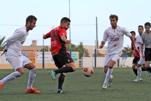 El delantero canario conduce el balón durante la pasada eliminatoria frente al Villarrobledo.