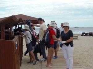 Varios de los voluntarios durante la limpieza de la playa.