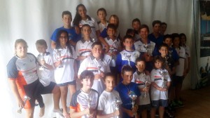 Los participantes en el I Campeonato de Ibiza de Piragüismo Escolar posan con sus trofeos.