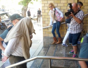 En la imagen, Pep de Ses Eres cubriéndose el rostro en la entrada de los Juzgados de Eivissa.  Foto: V. R. 