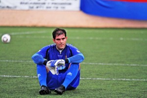 David Prats, portero del Portmany, se muestra desolado tras la eliminación de su equipo. Foto: F. Natera