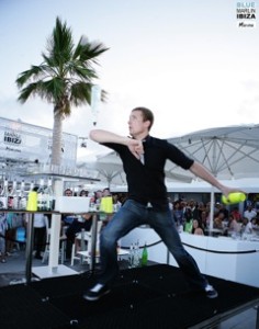 Tom Dyaer ofrecerá un espéctáculo de coctelería acrobática en la inaugiración del Blue Marlin Ibiza Marina.