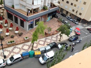 La fuerza con la que el vehículo en movimiento ha colisionado contra el que estaba estacionado ha provocado que se movieran los contenedores situados en la calzada, así como el resto de coches aparcados.  Foto: PyP