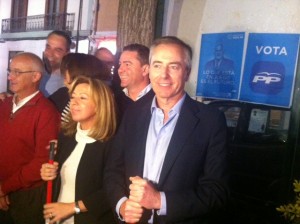 Pepe Sala, Pilar Marí i Vicent Serra posen davant la premsa després d'haver aferrat els primers cartells. Foto: D.V.