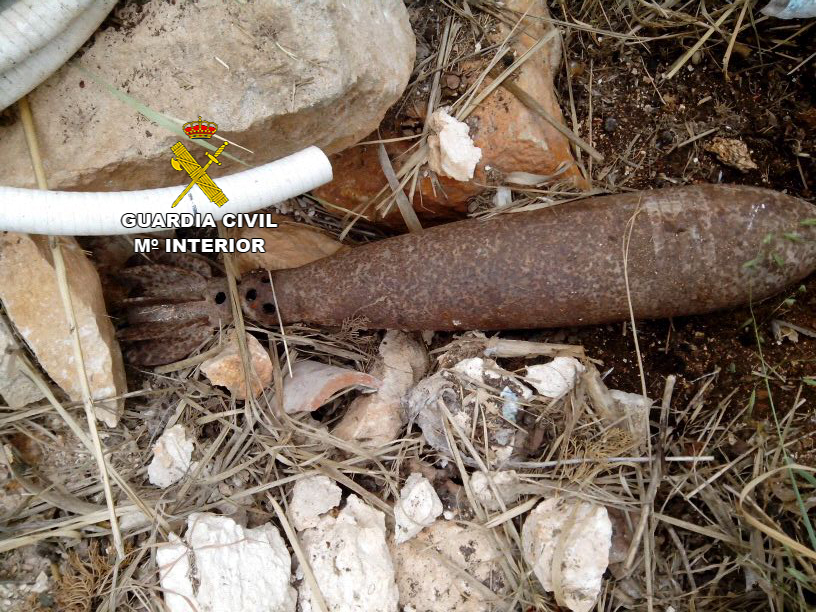 Imagen de la granada de mortero encontrada en un huerto. Foto: Guardia Civil.