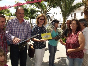 L'alcalde de Santa Eulària i dues regidores furant la seva visita a s'Alamera. Foto: Ajuntament de Santa Eulària des Riu.