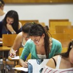 Joves fent un examen. Foto: ARA Balears.