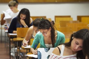 Joves fent un examen. Foto: ARA Balears.