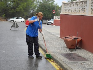 Una integrante de la brigada de limpieza de Sant Antoni. Foto: Ajuntament de Sant Antoni.