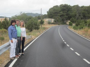 Rafa Tur, Vicente Torres y Neus Marí posan sonrientes junto a una carretera reasfaltada. Foto: Ajuntament de Sant Josep.