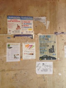 Carteles en una fachada