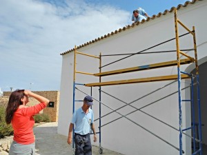 La regidora Sara Ramon visitant les obres de restauració de la casa. Foto: Ajuntament de Sant Antoni.