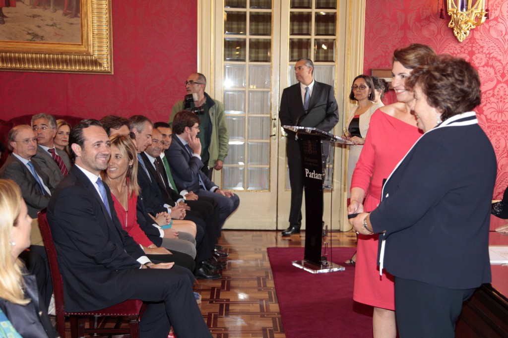 La presidenta del Parlament, Margalida Durán, entrega la distinció a Cava de Llano. Foto: CAIB.