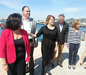 Estaràs (al centre) envoltada d'alcaldes i amb el president del Consell eivissenc, Vicent Serra, ha aprofitat la visita per rodar una escena d'un spot electoral. Foto: PP. 