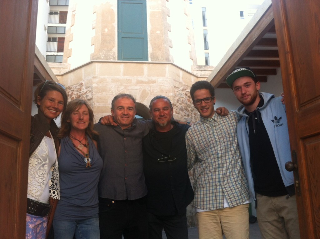 Algunos de los artistas posando junto al faro. Foto: D.V.